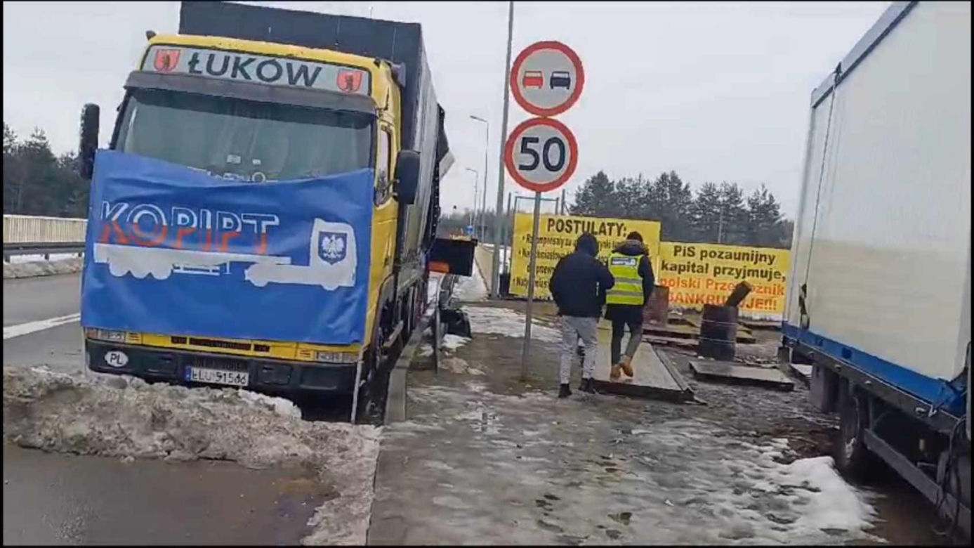 Przewoźnicy zaostrzają protest na Podkarpaciu