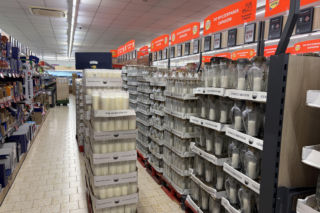 Markety już gotowe na Wszystkich Świętych. Tak wyglądają półki w Lidlu 