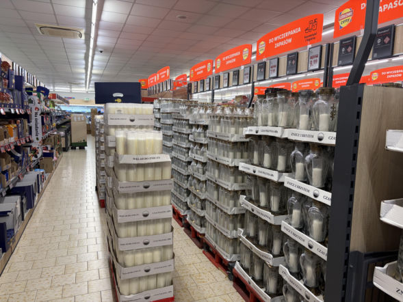 Markety już gotowe na Wszystkich Świętych. Tak wyglądają półki w Lidlu 