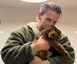 Sebastian Fabijański z pieskiem