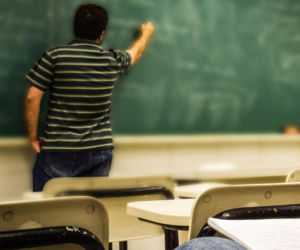 Sam dyplom to za mało. Polacy wiedzą, że muszą się uczyć, ale teoria mija się z praktyką