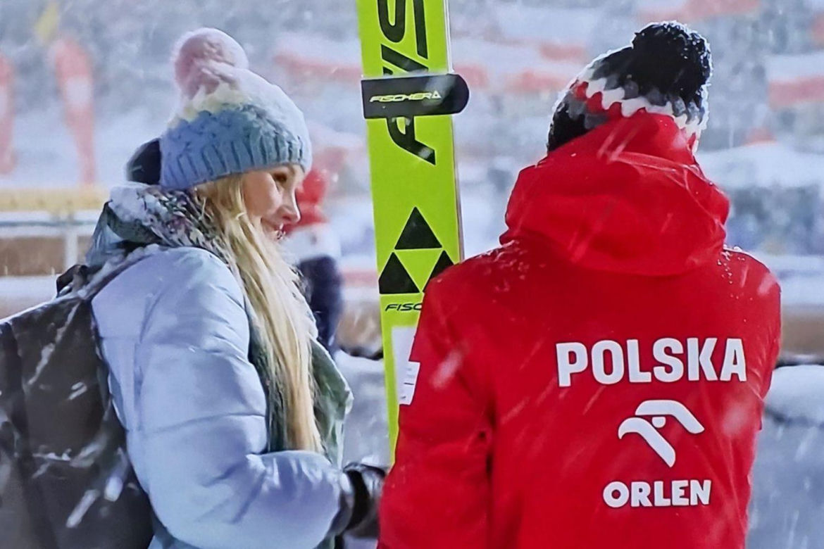 Kamil Stoch pocieszany przez żonę