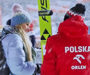 Kamil Stoch pocieszany przez żonę. Popłakał się po ostatnim skoku w Zakopanem. Wzruszający obrazek