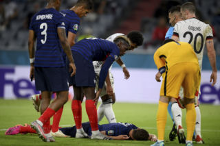 To jest Euro GROZY. Kolejny zawodnik stracił przytomność na boisku. UEFA wreszcie reaguje