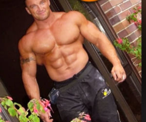 Półnagi Mariusz Pudzianowski