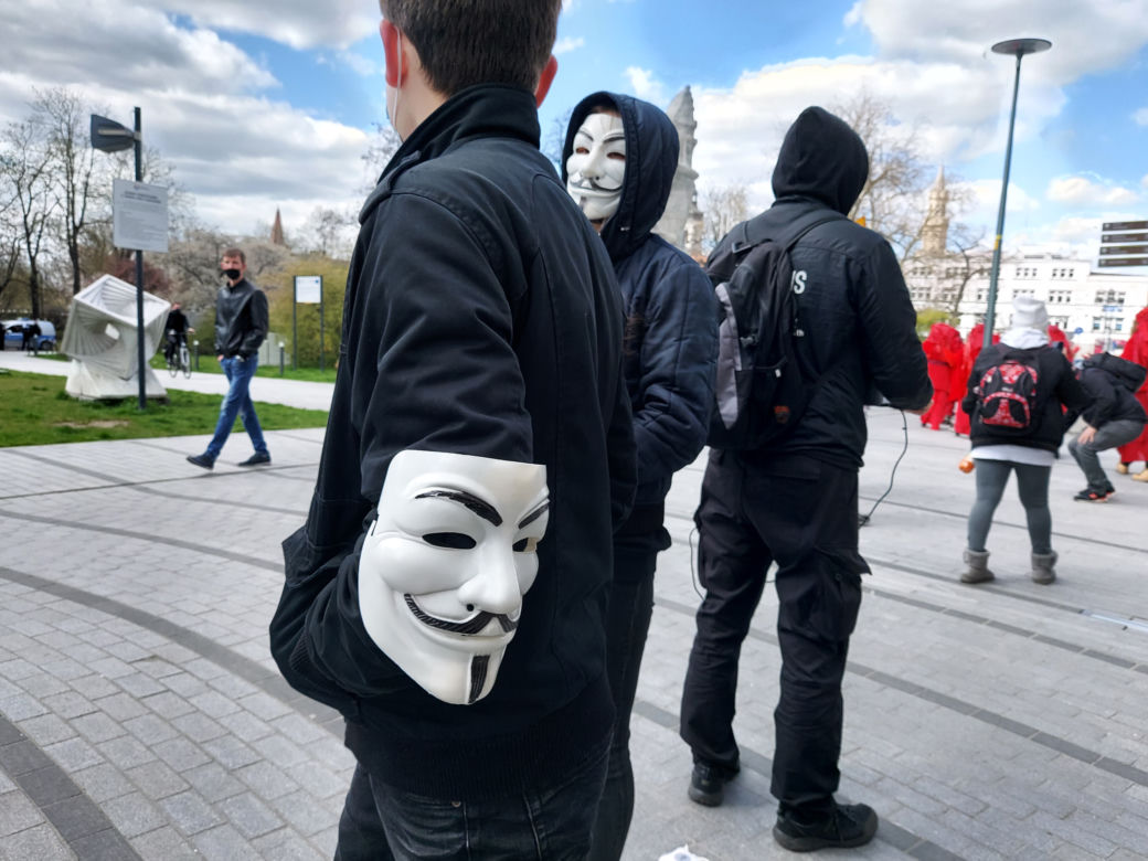PRZERAŻAJĄCA manifestacja w centrum miasta!. Milczący protest przypomniał o masowym wymieraniu [ZDJĘCIA]