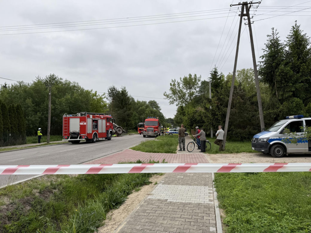 Makabra na drodze pod Grójcem. Osobowe suzuki czołowo zderzyło się z ciężarówką