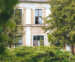 Coś niesamowitego! Rzeźbione schody w opuszczonym pałacu robią ogromne wrażenie [ZDJĘCIA]