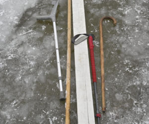 Gdy załamie się lód. Co robić, by uratować siebie lub kogoś, gdy wpadnie do wody?