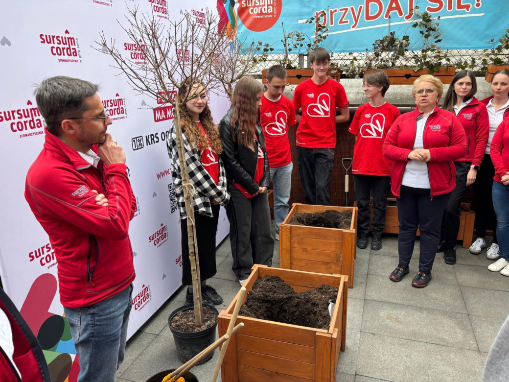 Sursum Corda sadzi drzewa na 25 urodziny 