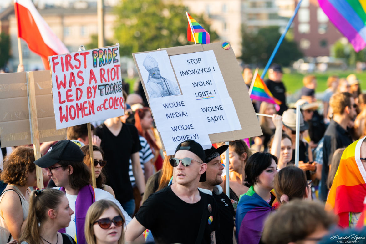 Marsz Równości w Krakowie - tłumy na wydarzeniu pod hasłem "Zaczerpnąć tchu".