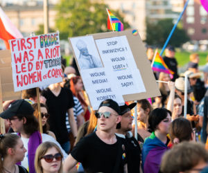 Marsz Równości w Krakowie - tłumy na wydarzeniu pod hasłem Zaczerpnąć tchu.