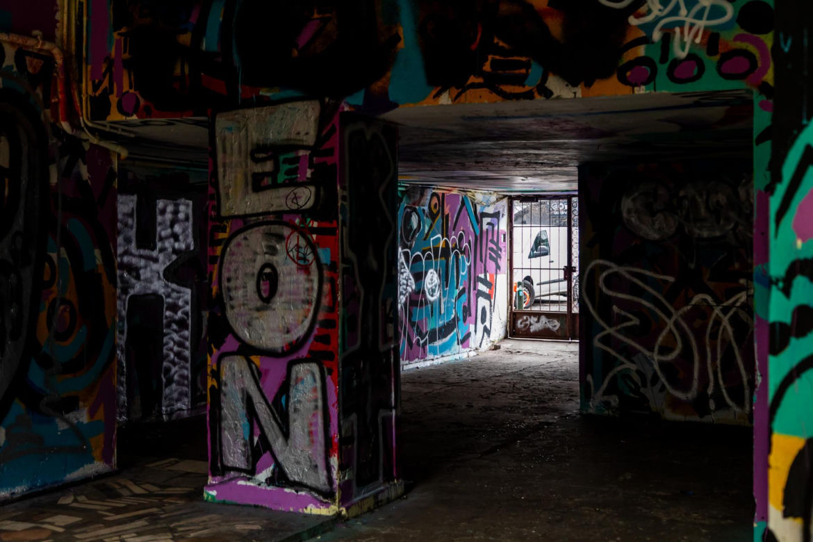 Pasaż Italia - zobacz, jak dziś wygląda zaniedbany zabytek. Nowe graffiti już przykryto kolejnym