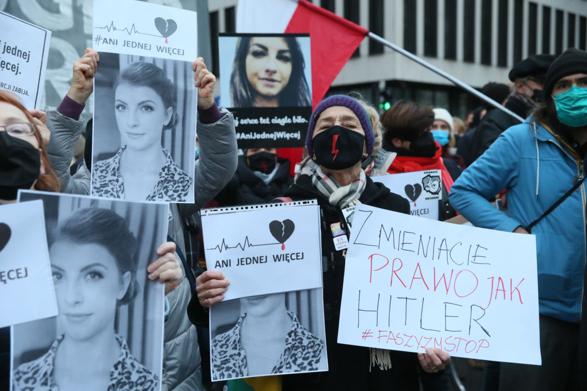 "Ani jednej więcej". Najmocniejsze hasła na protestach po śmierci Izabeli z Pszczyny [ZDJĘCIA]