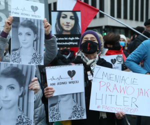 Ani jednej więcej. Najmocniejsze hasła na protestach po śmierci Izabeli z Pszczyny [ZDJĘCIA]