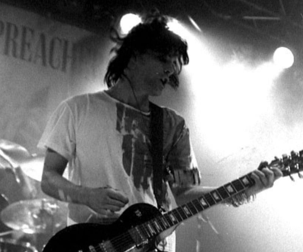 Muzyk Richey Edwards gra na gitarze podczas koncertu. O tajemnicy jego zaginięcia przeczytasz na EskaRock.