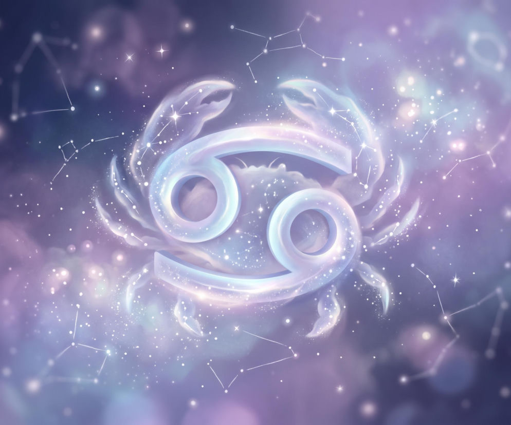 Świecący symbol zodiakalnego Raka na tle gwieździstego nieba i mgławic. O horoskopie dla Raka przeczytasz w serwisie Eska.
