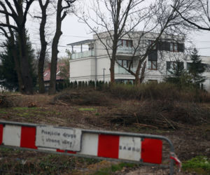 Elegancki chodnik przy luksusowym domu Andrzeja i Agaty Dudów 