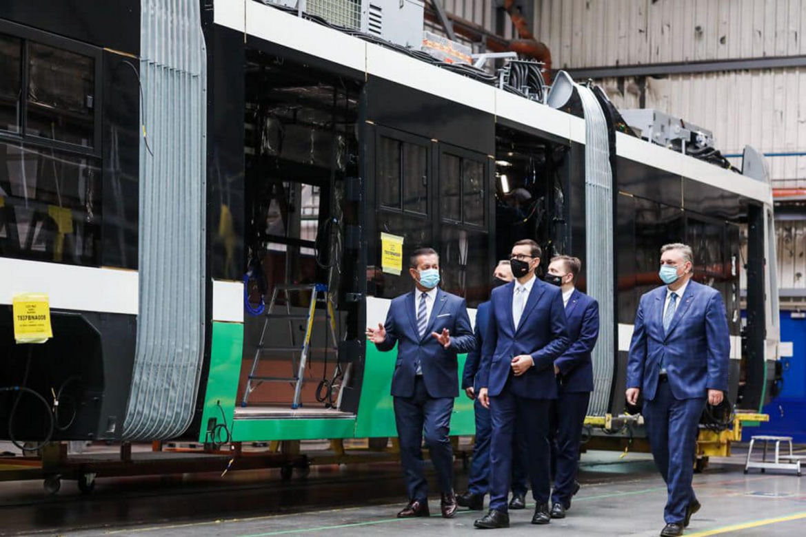 Mateusz Morawiecki w zakładzie PESA Bydgoszcz SA.