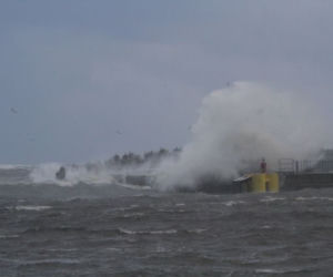 W Kołobrzegu orkan dokonał dużych zniszczeń. Spiętrzone morskie fale zalewały plażę.