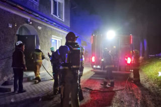 Groźny pożar przy ulicy Wołowej w Tuchowie. Z budynku ewakuowano 13 osób