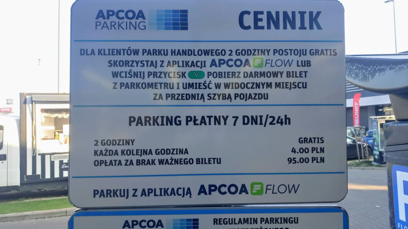 Parkomaty w parku handlowym przy ul. Mieszka I