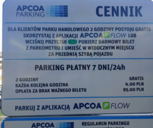Parkomaty w parku handlowym przy ul. Mieszka I