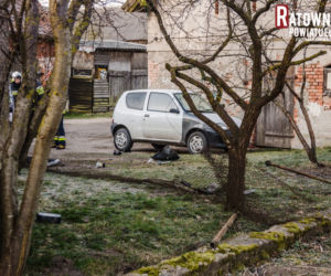 Wypadek w Nowej Wsi Ełckiej. Auto staranowało prywatną posesję