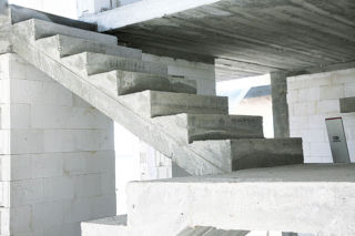 Schody betonowe – trwałe i stabilne. Wybierz żelbetowe, by mieć spokój na lata