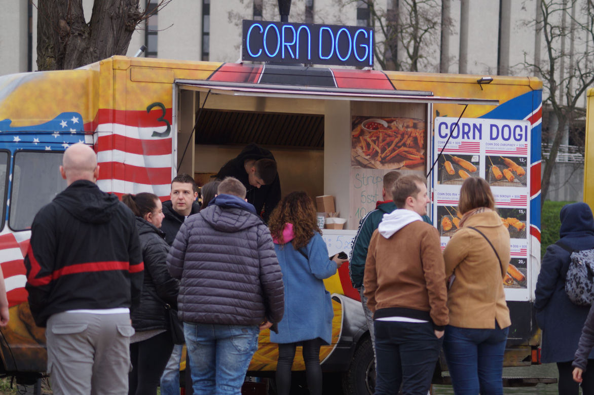 Festiwal Smaków Food Trucków 2023. Restauracje na kółkach zaparkowały na Wyspie Młyńskiej! [ZDJĘCIA]