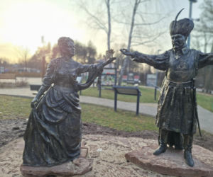 Nowa perełka Świętokrzyskiego. Posągi królów Polski obok legendarnego Dębu Bartka