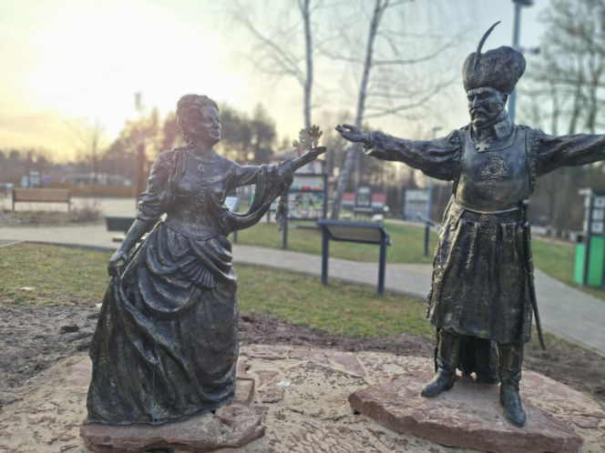 Nowa perełka Świętokrzyskiego. Posągi królów Polski obok legendarnego Dębu Bartka