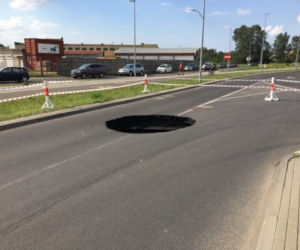 Na ulicy Wiosennej zapadła się jezdnia