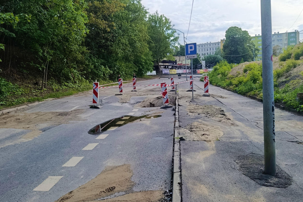 Ulica Starkiewicza zamknięta po awarii wodociągu