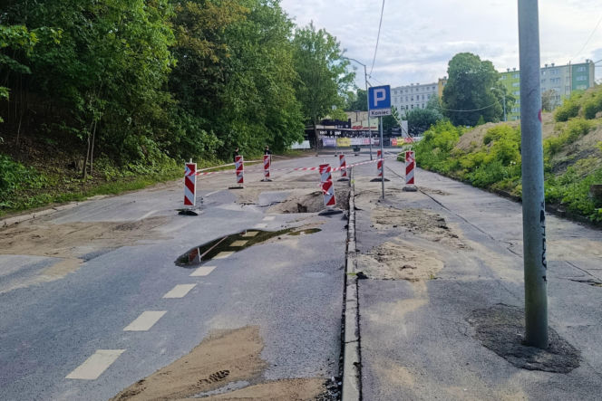 Ulica Starkiewicza zamknięta po awarii wodociągu
