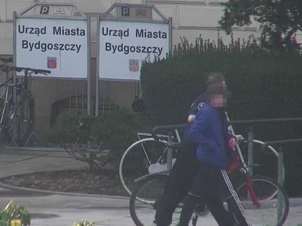 Bydgoszcz. Pił piwo na Starym Rynku, a potem odjechał nie swoim rowerem! Wszystko pod okiem kamery 