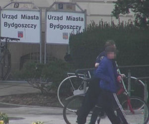 Bydgoszcz. Pił piwo na Starym Rynku, a potem odjechał nie swoim rowerem! Wszystko pod okiem kamery 