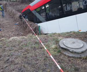 Fatalny wypadek w Czechowicach-Dziedzicach. Autobus zawisł na skarpie! [ZDJĘCIA]