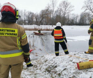 Ciało 44-latka pod Płockiem! Dryfowało w stawie [ZDJĘCIA]