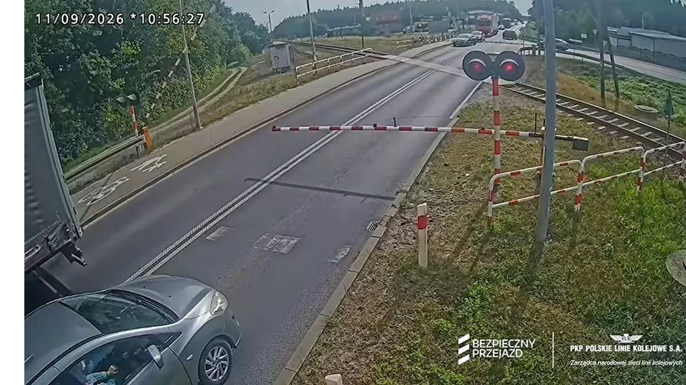 O krok od tragedii na przejeździe. Ciężarówka utknęła między rogatkami