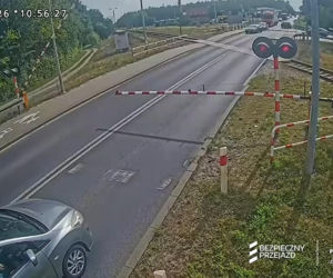 O krok od tragedii na przejeździe. Ciężarówka utknęła między rogatkami