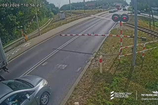 O krok od tragedii na przejeździe. Ciężarówka utknęła między rogatkami