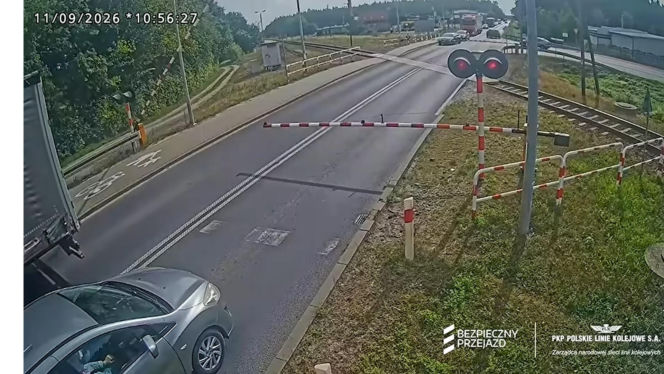 O krok od tragedii na przejeździe. Ciężarówka utknęła między rogatkami