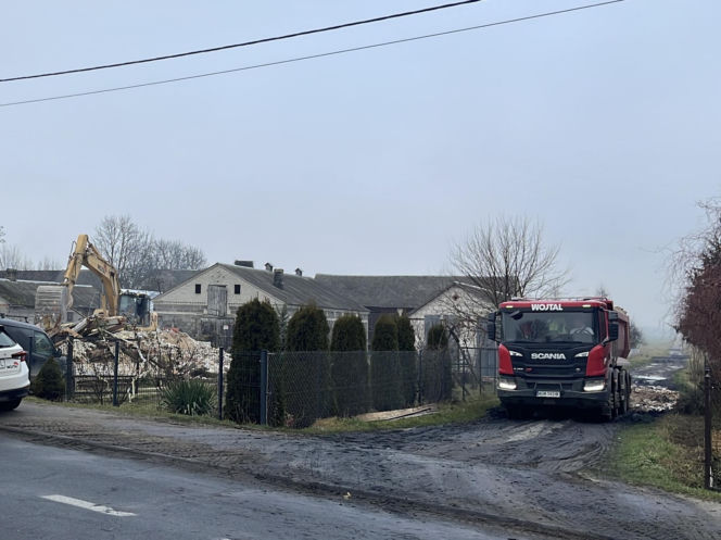 Rozbiórka domu Wesołowskich z Wyryków. "Coś się w końcu ruszyło. Taki prezent na święta".