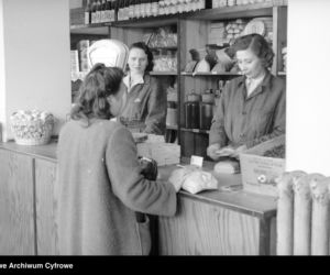 Sklep wielobranżowy Powszechny Dom Towarowy