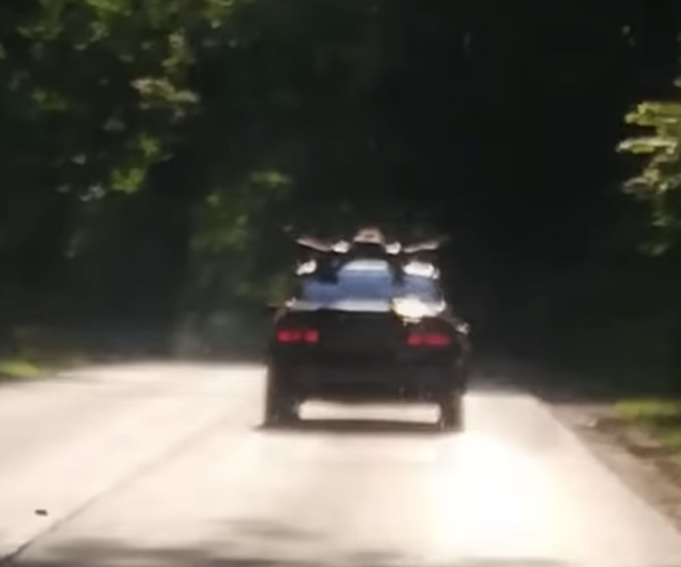 Pasażer BMW wyszedł na dach i zaczął się rozbierać