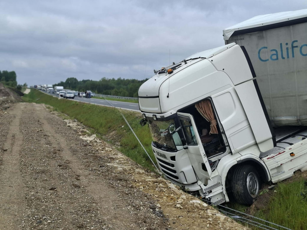 Ciężarówka blokuje obwodnicę Wąchocka