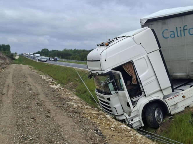 Ciężarówka blokuje obwodnicę Wąchocka