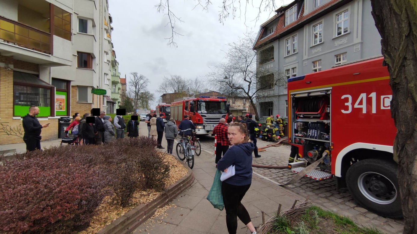Pożar mieszkania w Toruniu. Dwie osoby w szpitalu, osiem zastępów straży w akcji