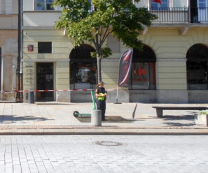 Niebezpieczna blacha na Krakowskim Przedmieściu